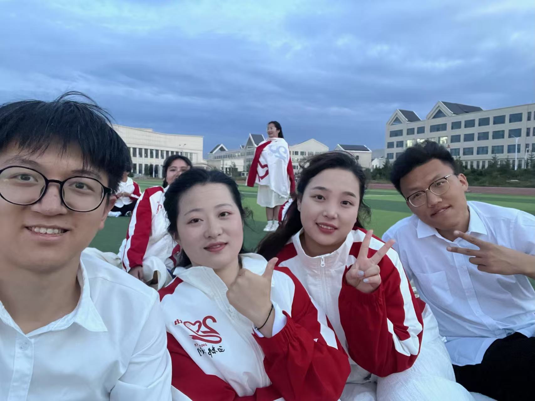 强雪娜(左三) 强雪娜(左三)